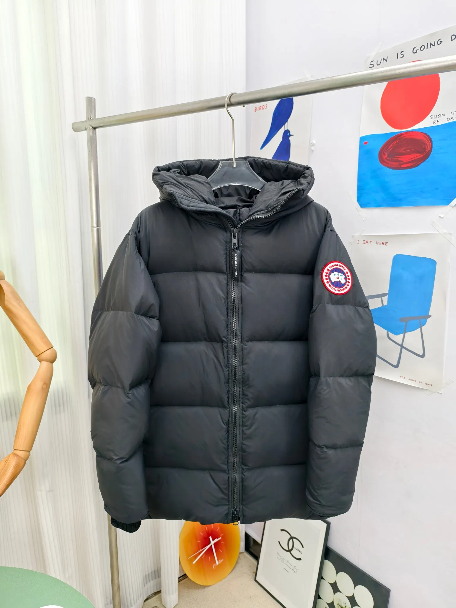 P940 Canada Goose Lawrence Down Jacket The Lawrence Down Jacket provides essential protection for everyday adventures and is made from sustainable Enduraluxe fabric with a durable soft touch. It features a quilted body, an adjustable down hood and a longer hem. Adjustable, down-filled, communicated hood. Two-way center front zipper increases range of motion and ventilation. The chin-protecting suede knit stand-up collar is soft and extra-comfortable. Inset rib-knit cuffs for added comfort and locked in heat. CORDURAD piping at the cuffs hem and reflective double-stripe grip tape at the back. Internal shoulder strap Color: black with red label black with black label azure blue Size: XS-2XL
